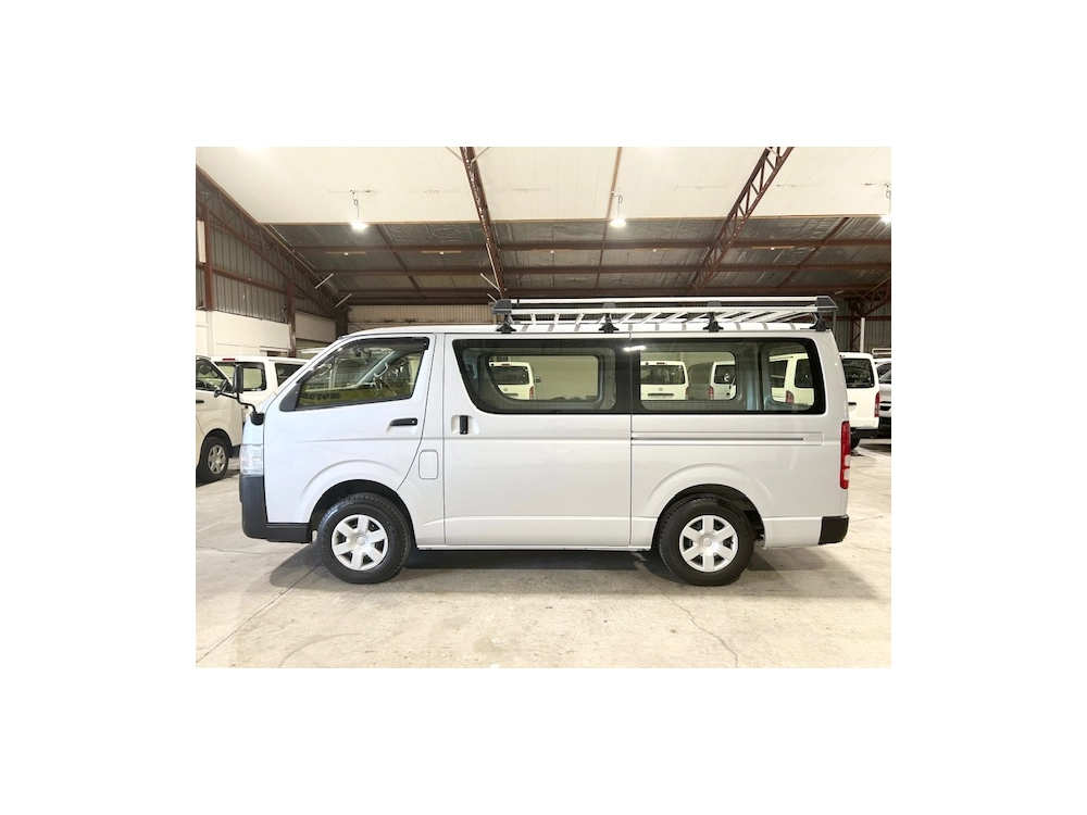 2015 Toyota Hiace = Rare MANUAL / 4X4 = FREE ROO