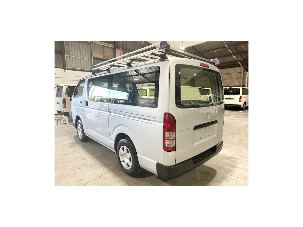 2015 Toyota Hiace = Rare MANUAL / 4X4 = FREE ROOFRACK