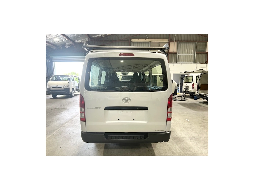 2015 Toyota Hiace = Rare MANUAL / 4X4 = FREE ROOFRACK