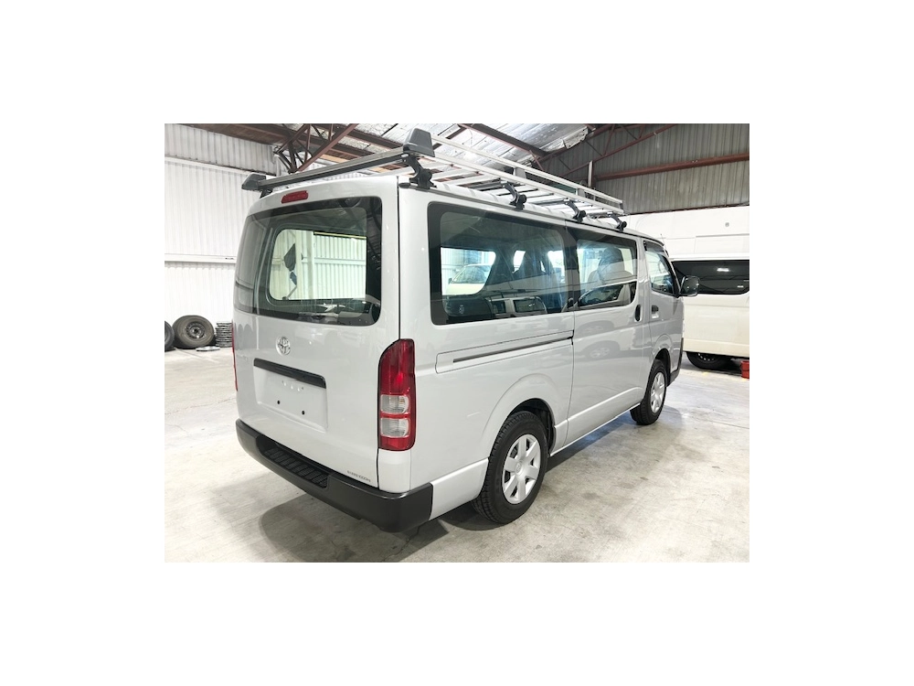 2015 Toyota Hiace = Rare MANUAL / 4X4 = FREE ROOFRACK