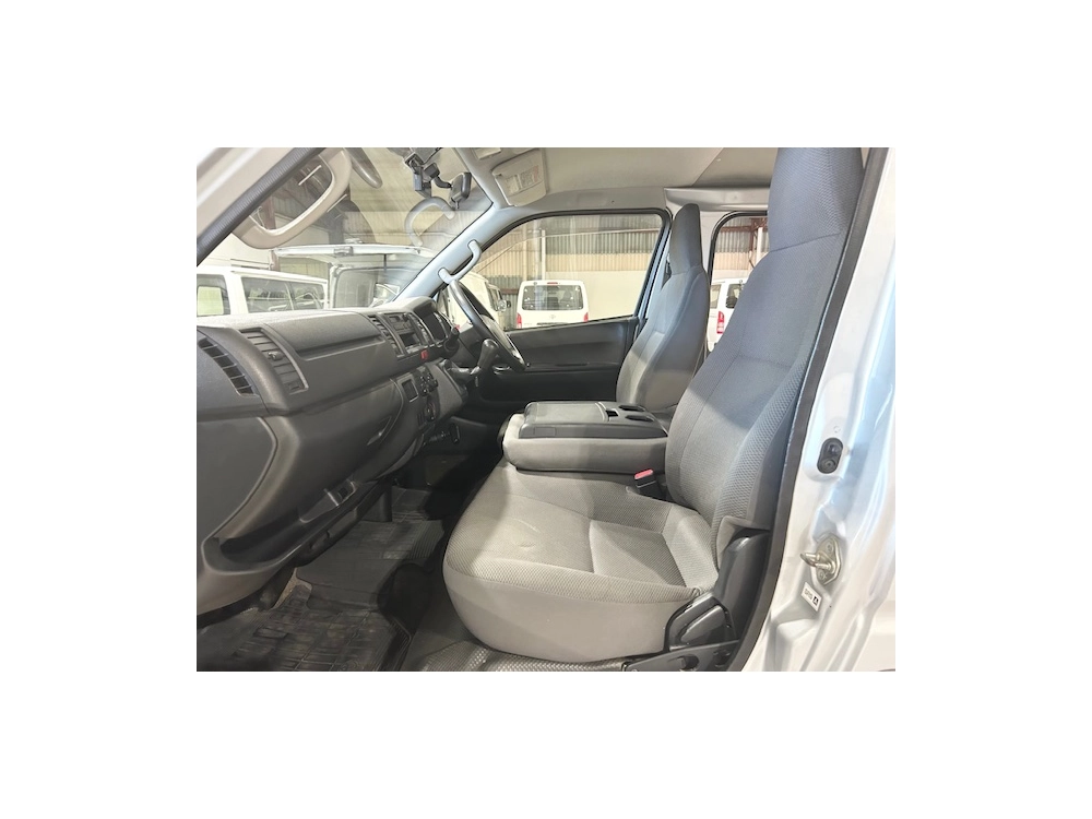 2015 Toyota Hiace = Rare MANUAL / 4X4 = 