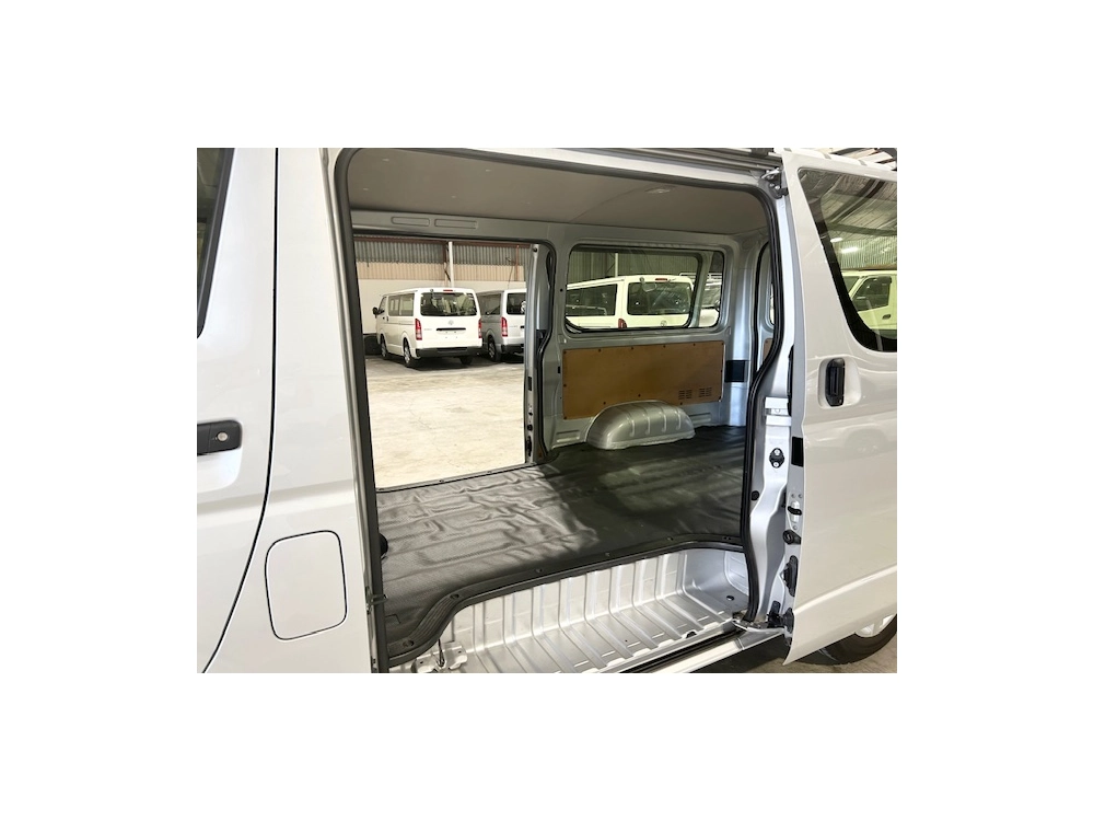 2015 Toyota Hiace = Rare MANUAL / 4X4 = 