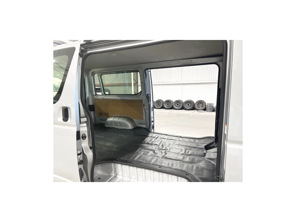 2015 Toyota Hiace = Rare MANUAL / 4X4 = 