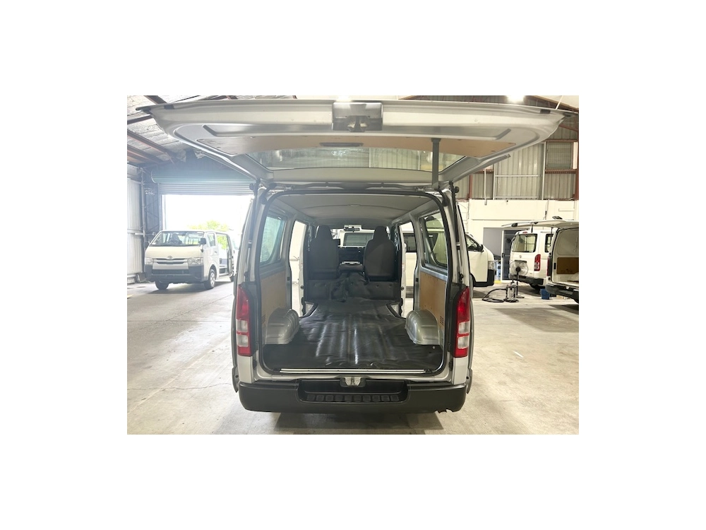 2015 Toyota Hiace = Rare MANUAL / 4X4 = 