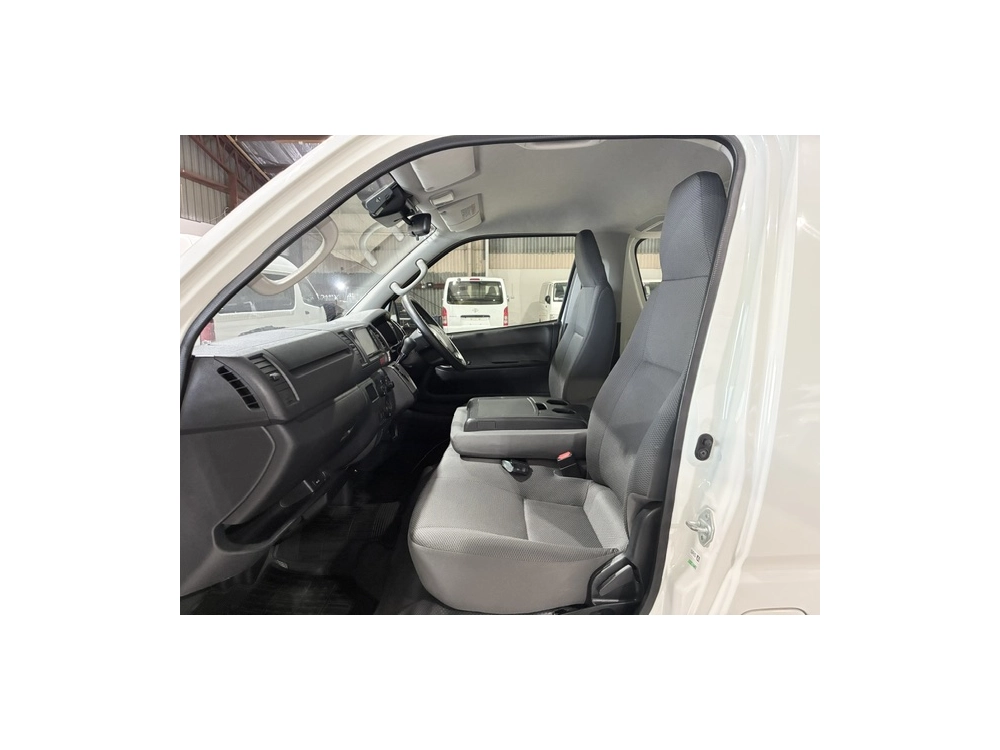 2020 Toyota Hiace ONLY 71km / Rear Aircon 6 / 9 SEATER