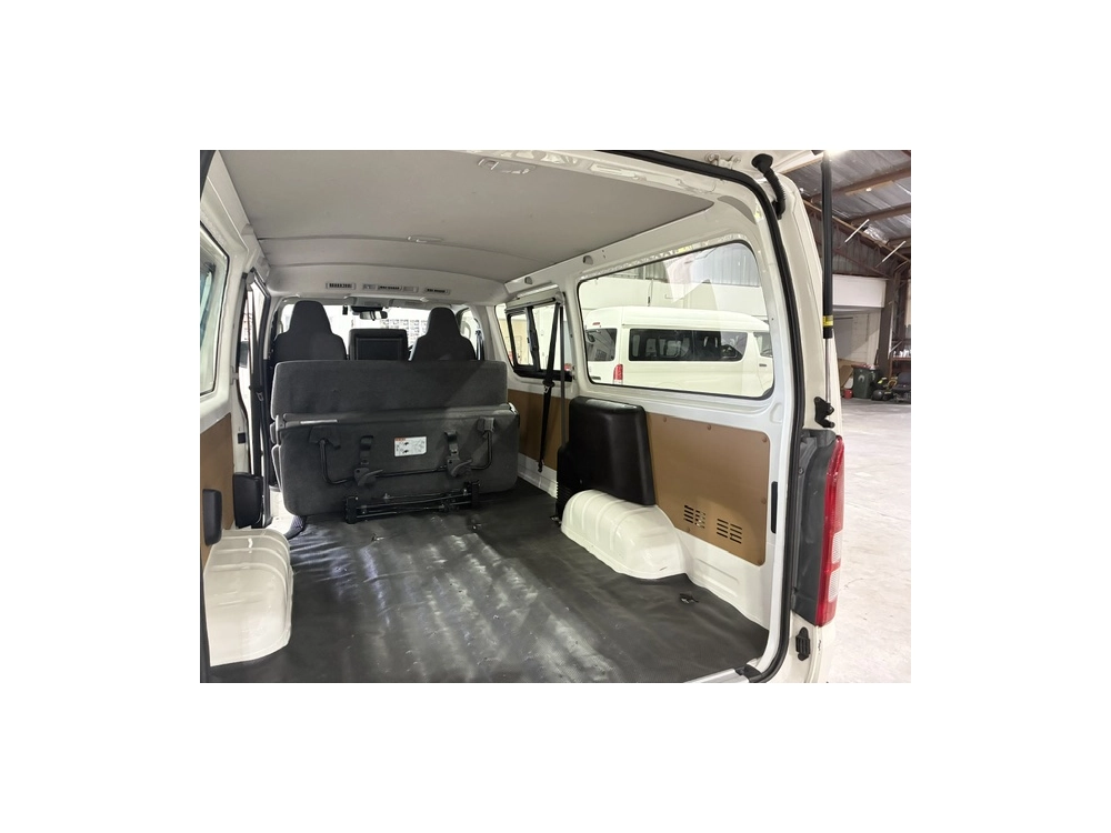 2020 Toyota Hiace ONLY 71km / Rear Aircon 6 / 9 SEATER
