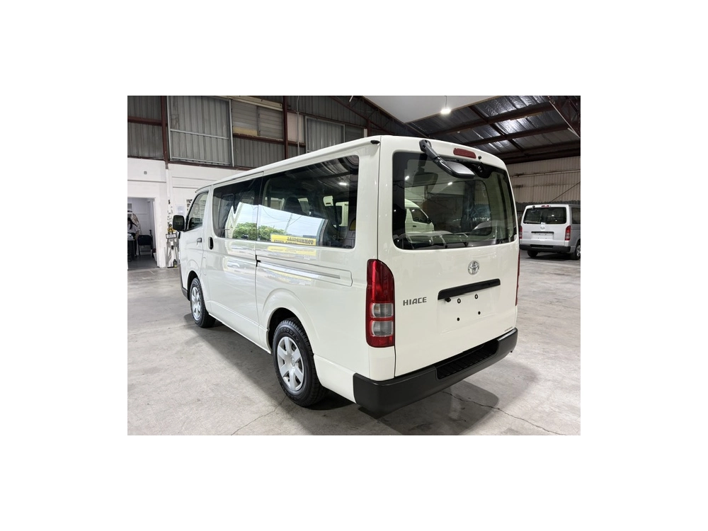 2020 Toyota Hiace ONLY 71km / Rear Aircon 6 / 9 SEATER