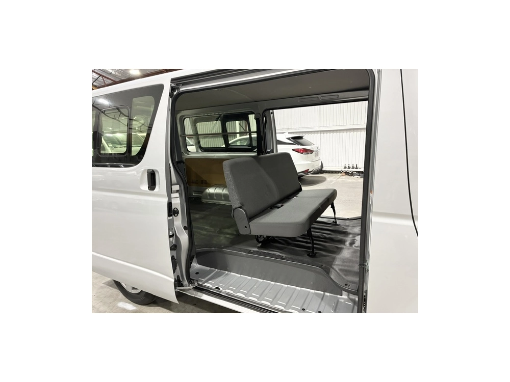 2021 Toyota Hiace 4X4 Facelift Model / ONLY 75km / 6 SEATER