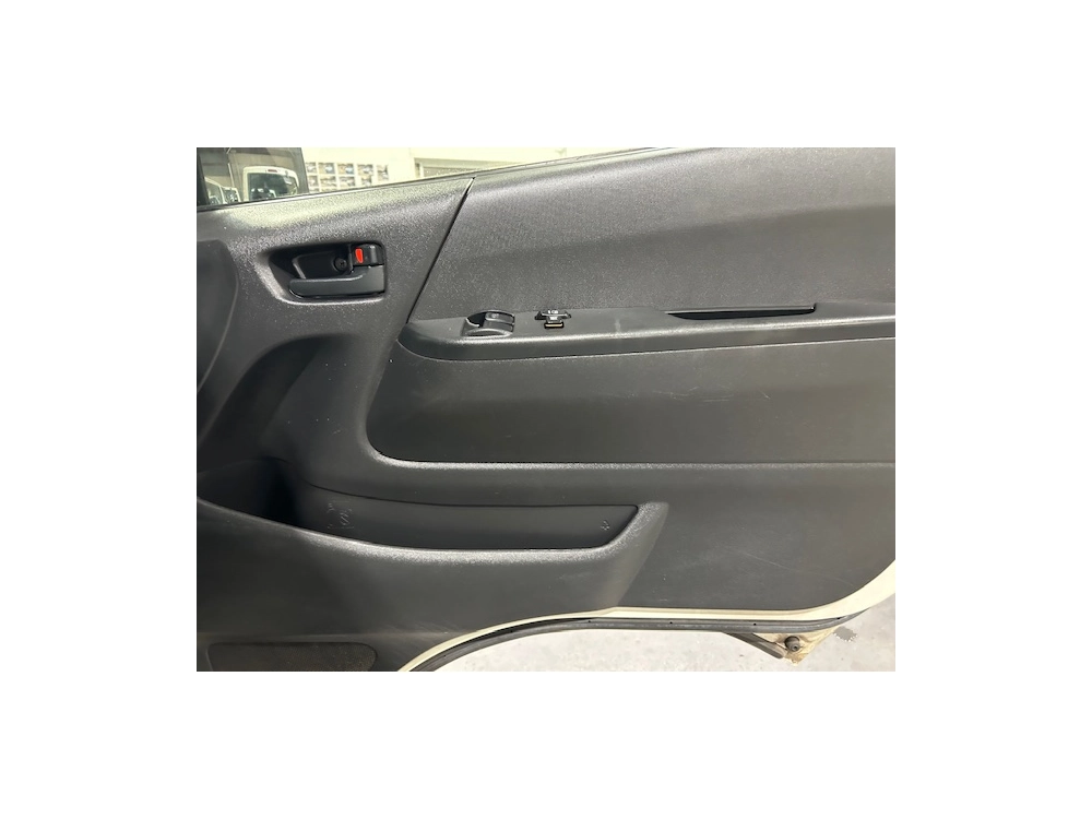 2016 Toyota Hiace 6 Seater $1000 REDUCED for Fuel Inflation