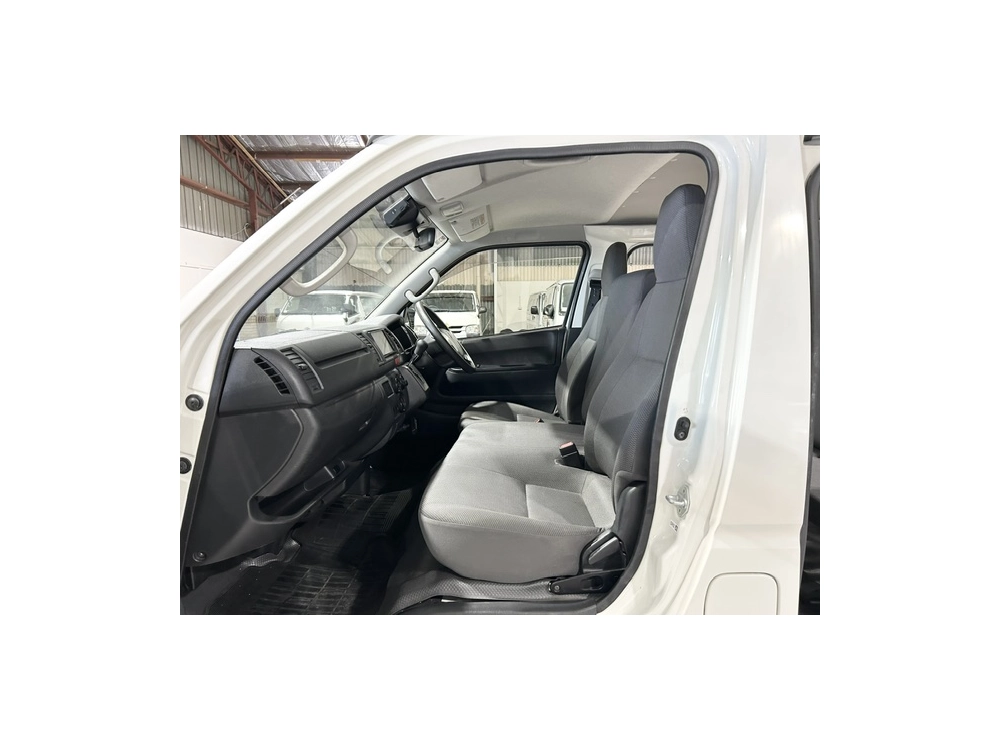 2018 Toyota Hiace = 6 Seaters = $1000 DISCOUNTED for FUEL