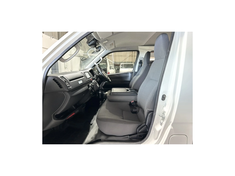 2018 Toyota Hiace = 6 Seaters = ONLY 89kms!! *** $1000 DISCOUNTED for FUEL