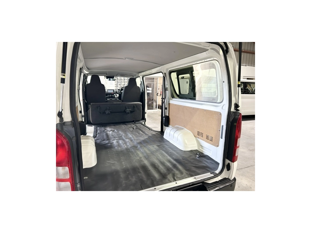 2018 Toyota Hiace = 6 Seaters = ONLY 89kms!! *** $1000 DISCOUNTED for FUEL