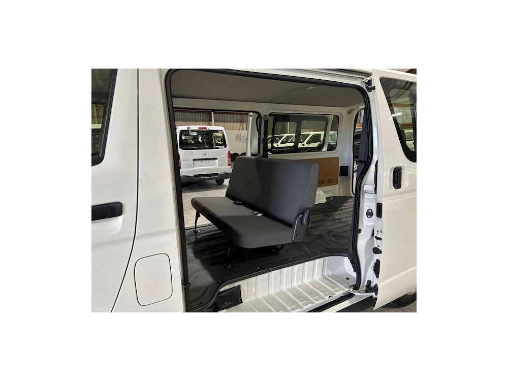 2018 Toyota Hiace =4wd= 6 Seaters
