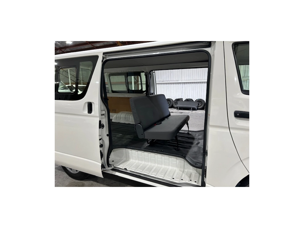 2018 Toyota Hiace =4wd= 6 Seaters