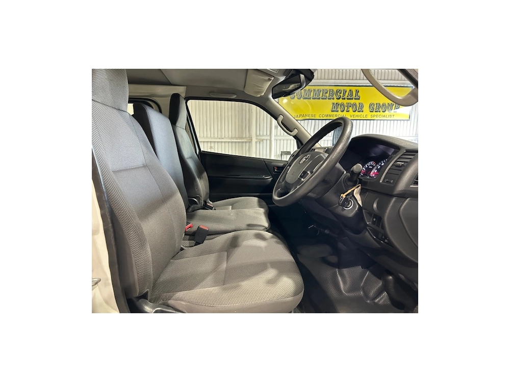2018 Toyota Hiace =4wd= 6 Seaters