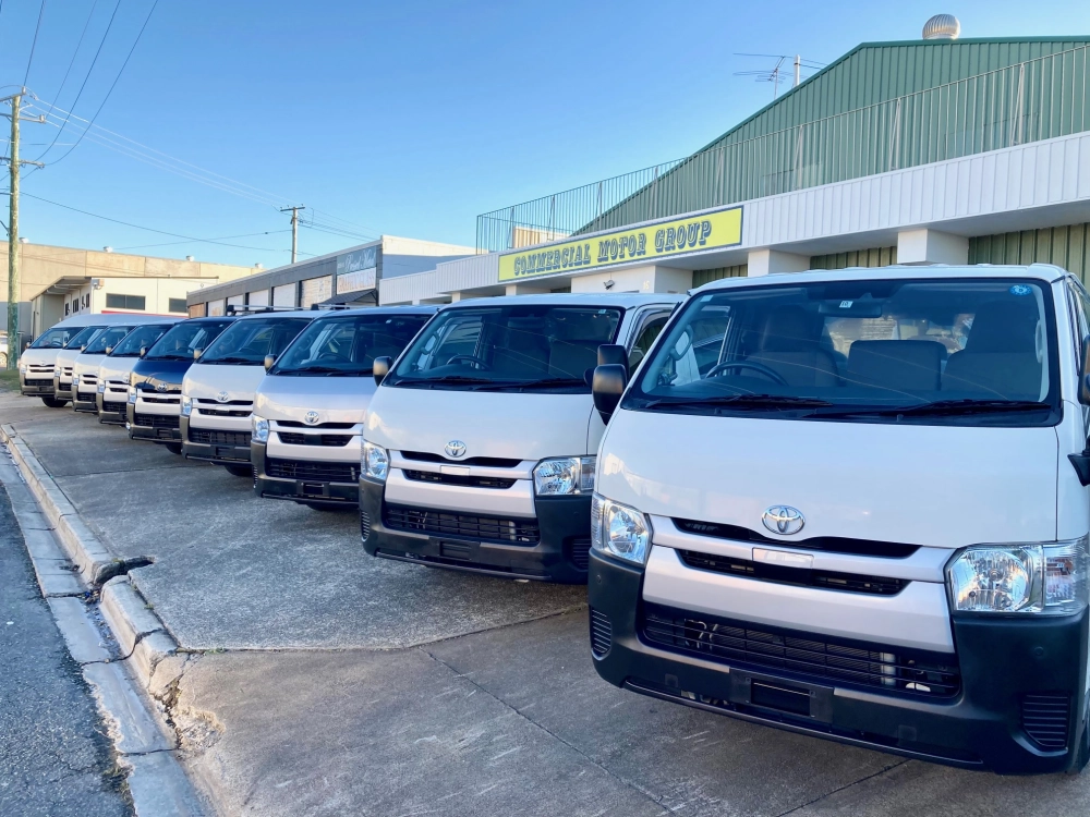 2018 Toyota Hiace 2.8L Diesel HIGHROOF ** 2 SLIDING DOORS **