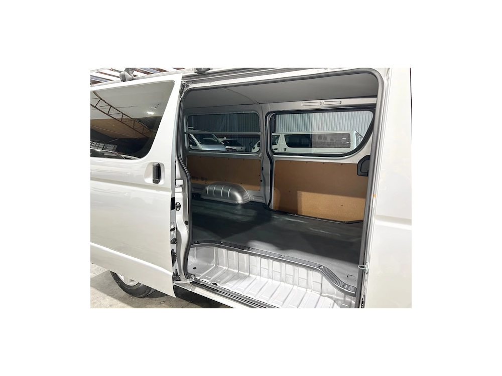 2020 Toyota Hiace = FULL TIME 4WD = 