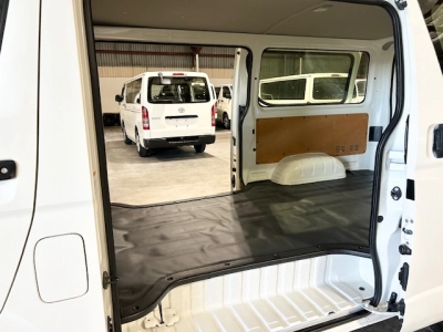 2015 Toyota Hiace = 4x4 = 3L Diesel 