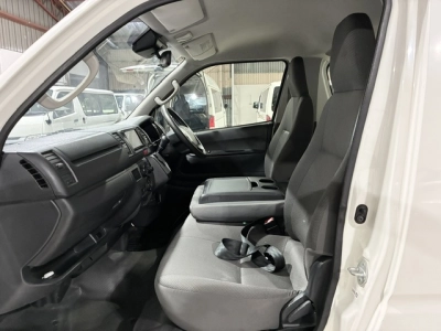 2020 Toyota Hiace / 6 SEATER 