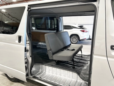 2018 Toyota Hiace ==FULL OPTION, 6 SEATERS==