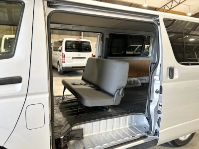 2018 Toyota Hiace ==FULL OPTION, 6 SEATERS==