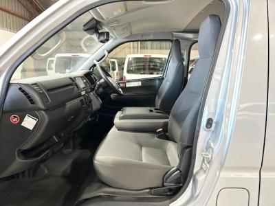 2018 Toyota Hiace ==FULL OPTION, 6 SEATERS==