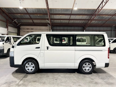 2019 Toyota Hiace $$ 4000 REDUCED $$ -- 6 SEATERS --