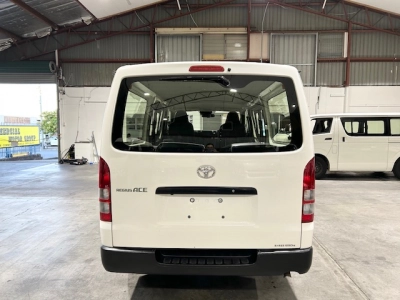 2019 Toyota Hiace $$ 4000 REDUCED $$ -- 6 SEATERS --
