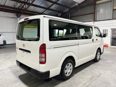 2019 Toyota Hiace $$ 4000 REDUCED $$ -- 6 SEATERS --