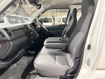 2019 Toyota Hiace $$ 4000 REDUCED $$ -- 6 SEATERS --