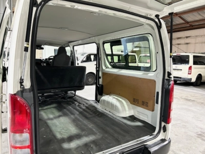 2019 Toyota Hiace $$ 4000 REDUCED $$ -- 6 SEATERS --
