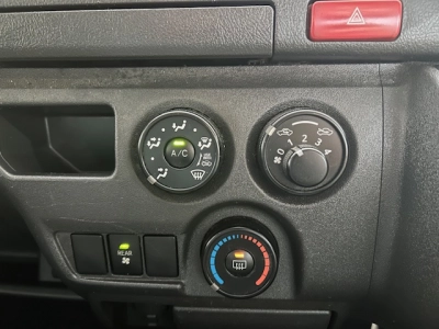 2017 Toyota Hiace 3L Diesel 6 Seaters