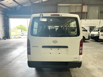 2017 Toyota Hiace 3L Diesel 6 Seaters