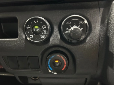 2017 Toyota Hiace 3L DIESEL 4X4 - 6 SEATERS-