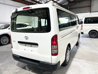 2017 Toyota Hiace 3L DIESEL 4X4 - 6 SEATERS-