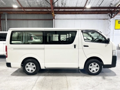 2017 Toyota Hiace 3L DIESEL 4X4 - 6 SEATERS-
