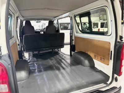 2017 Toyota Hiace 3L DIESEL 4X4 - 6 SEATERS_ $500 DISCOUNTED FOR FUEL (1 WEEK ONLY)