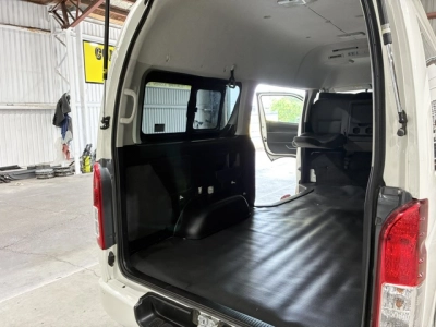 2018 Toyota Hiace 4X4 / Dual Airbags / REAR AIRCON 