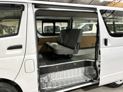 2020 Toyota Hiace =Super Low 20kms! = 6 Seaters