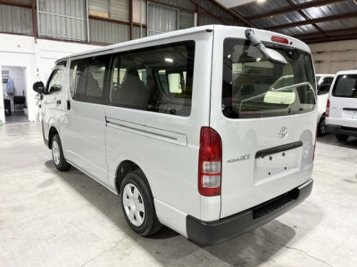 2020 Toyota Hiace =Super Low 20kms! = 6 Seaters