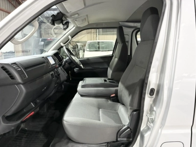 2020 Toyota Hiace =Super Low 20kms! = 6 Seaters