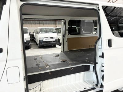 2020 Toyota Hiace = Super Low 26km = REHigh Floor