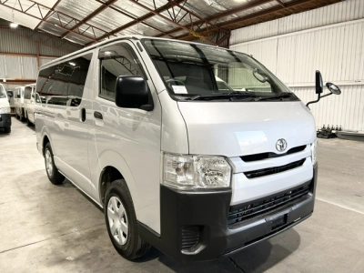 2017 Toyota Hiace = 4x4 = SUPER LOW 36kms _ 6 Seaters