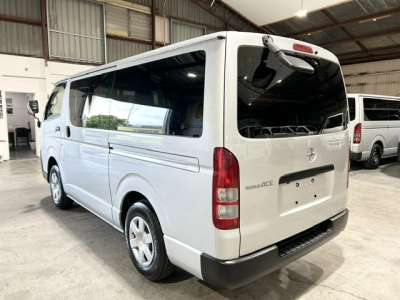 2017 Toyota Hiace = 4X4 = SUPER LOW 37kms !!! 6 SEATER