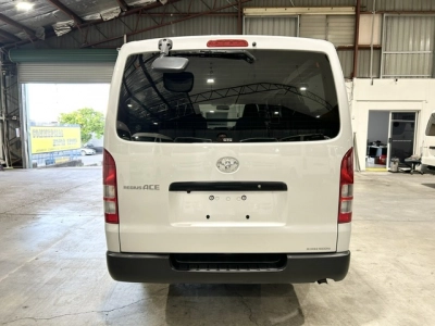 2017 Toyota Hiace = 4X4 = SUPER LOW 37kms !!! 6 SEATER