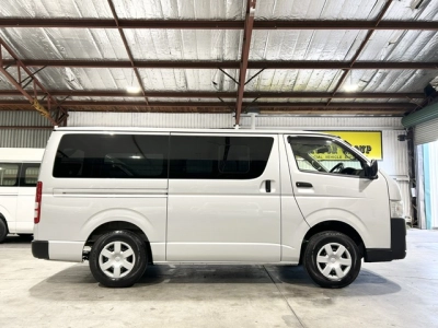 2017 Toyota Hiace = 4x4 = SUPER LOW 36kms _ 6 Seaters 