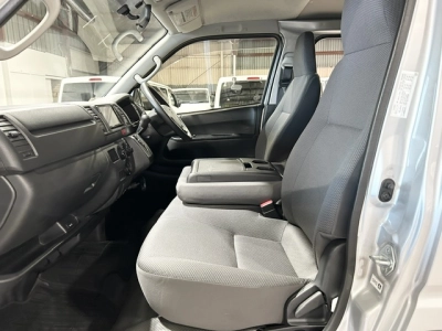 2017 Toyota Hiace = 4X4 = SUPER LOW 37kms !!! 6 SEATER