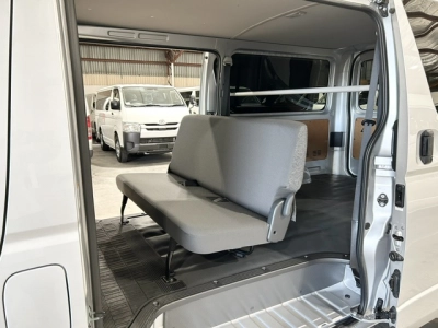 2017 Toyota Hiace = 4X4 = SUPER LOW 37kms !!! 6 SEATER