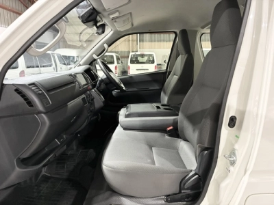 2020 Facelift Model / 60kms Only / REAR AIRCON / 6 or 9 Seater