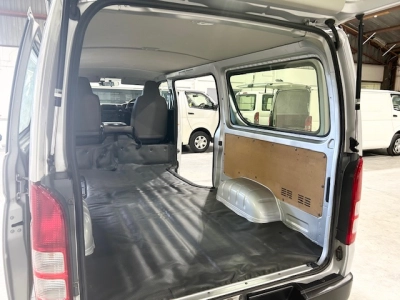 2015 Toyota Hiace = Rare MANUAL / 4X4 = 